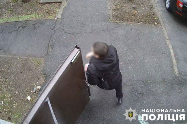 У Києві затримали чоловіка, який пограбував пенсіонера в ліфті