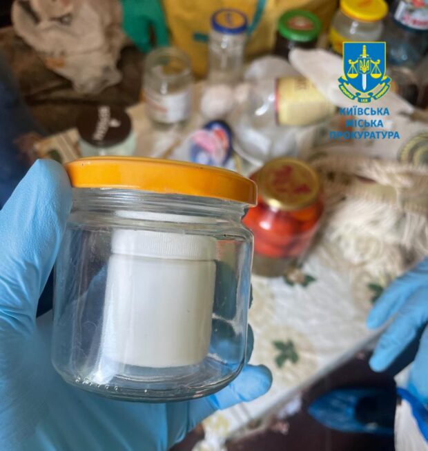 У Києві чоловік рік підсипав отруту дружині, з якою прожив 20 років