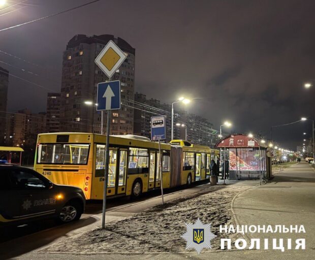 У Києві чоловік порізав бритвою підлітка в автобусі, бо той гучно слухав музику