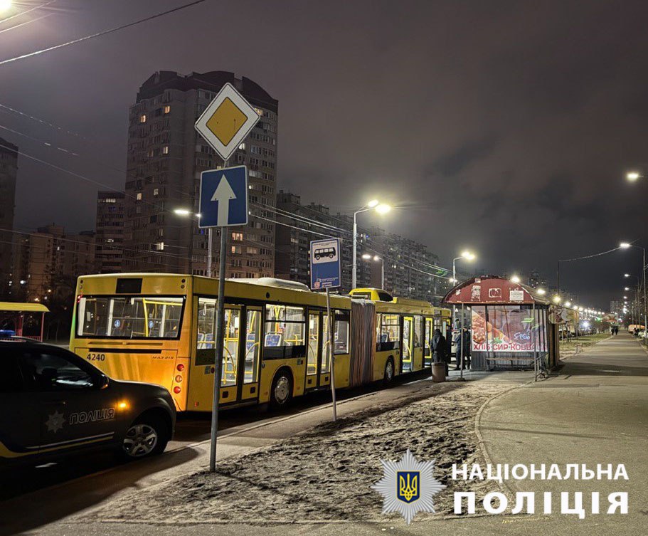 У Києві чоловік порізав бритвою підлітка в автобусі, бо той гучно слухав музику