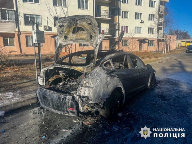 На Київщині чоловік через сімейний конфлікт підпалив автомобіль знайомого