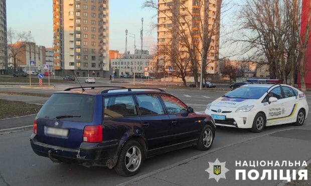 У Києві затримали водія Volkswagen, який пʼяним виїхав на тротуар, травмував перехожу та втік з місця події