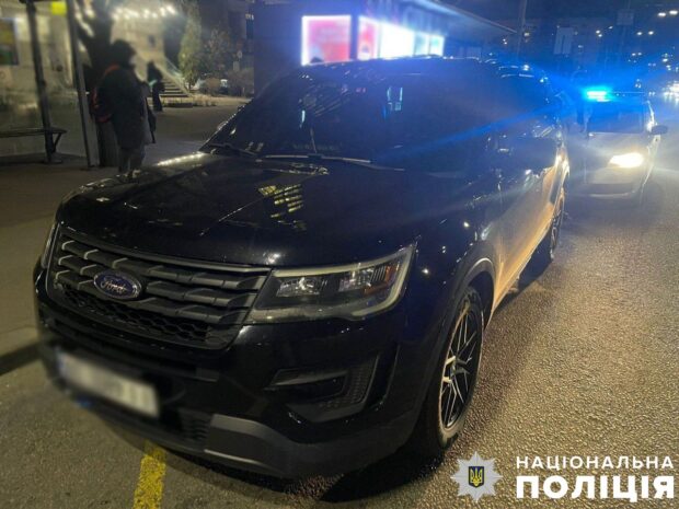 У Києві під колесами автівки постраждала жінка