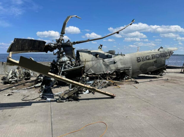 Уламки російського вертольота дістали із дна Київського моря