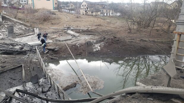 Зруйнований міст, що веде з Ірпеня на Київ