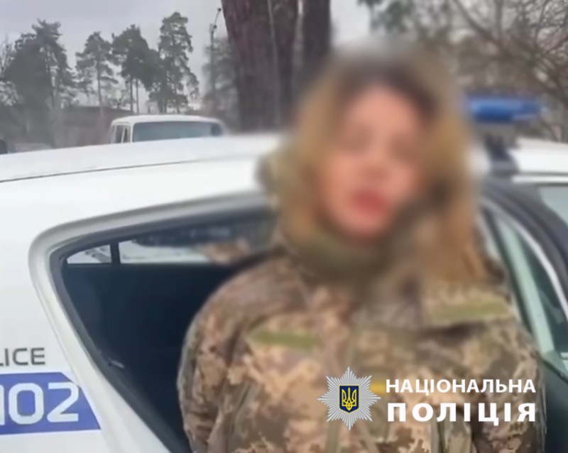 У Києві затримали жінку, яка блокувала виїзд з розподільчого центру та наїхала на поліцейського