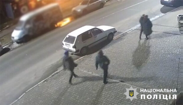 У Києві затримала зухвалих розбійників, які, погрожуючи гранатою, пограбували квартиру місцевих мешканців