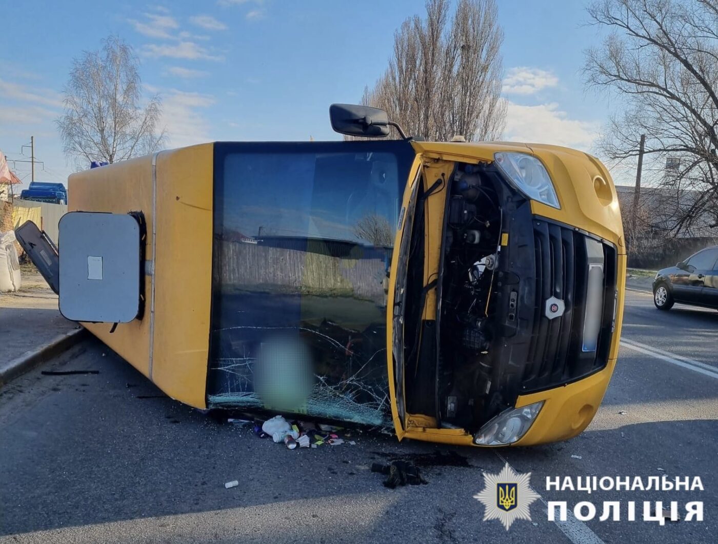 На Київщині внаслідок ДТП перекинулася маршрутка