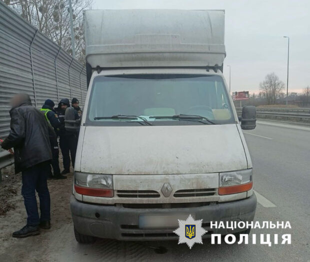 У Києві затримали чоловіка, який викрав мікроавтобус та керував ним напідпитку