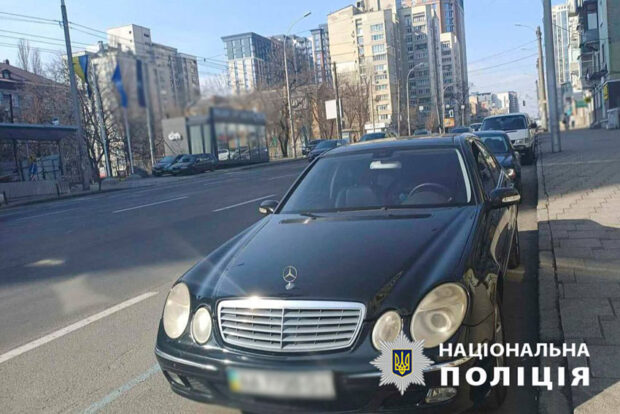 У Києві затримали водія Mercedes-Benz, який побив інспекторку з паркування