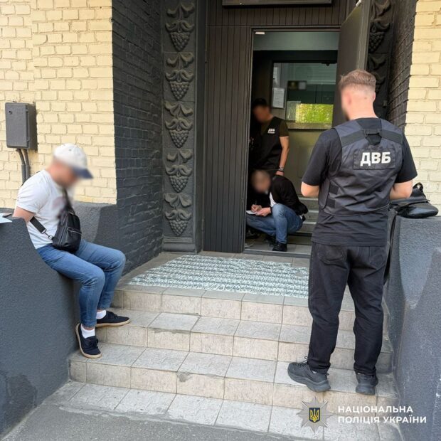 У Києві затримали чоловіка, який заробляв на переправленні військовозобов’язаних