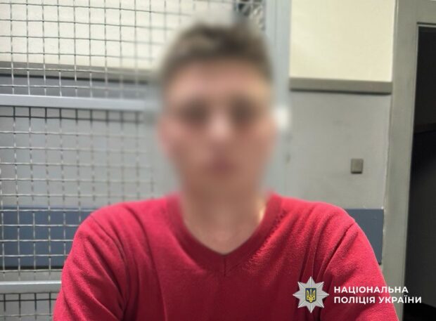 У Києві затримали двох молодиків, які в парку пограбували неповнолітню дівчину