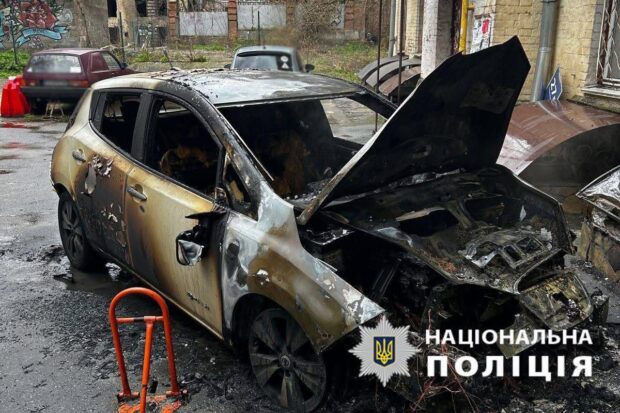 Облив бензином авто лікаря і підпалив: поліція розповіла деталі інциденту в центрі Києва