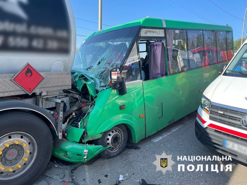 У Києві внаслідок ДТП за участі маршрутки постраждали люди