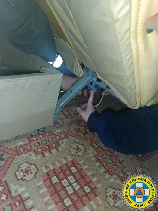 У Києві рятувальники вивільнили дівчину, яка застрягла в дивані