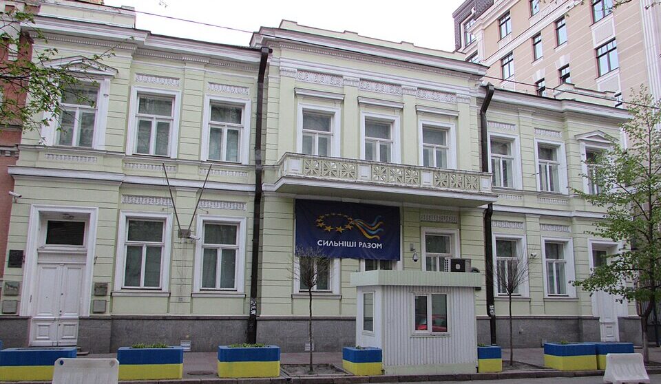 Десятинна, 9