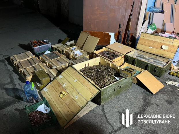 ДБР знайшло в Києві великий сховок зброї, який належав одному з правоохоронців (відео)