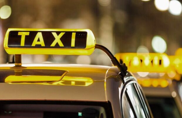 У Києві водій таксі облаяв пасажирку та схопив її за лице через зауваження щодо російської мови
