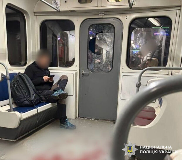 Хотів попасти у сусідній вагон: у Києві затримали молодика, який розбив скло у вагоні метро