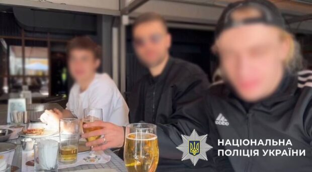 У Києві п'яні блогери у прямому ефірі хизувались наявністю незареєстрованої зброї (відео)
