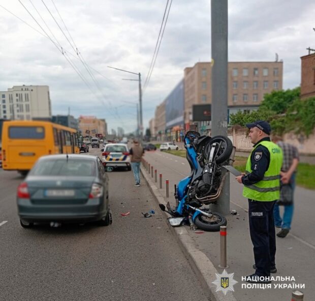 У Києві внаслідок ДТП постраждав водій мотоцикла