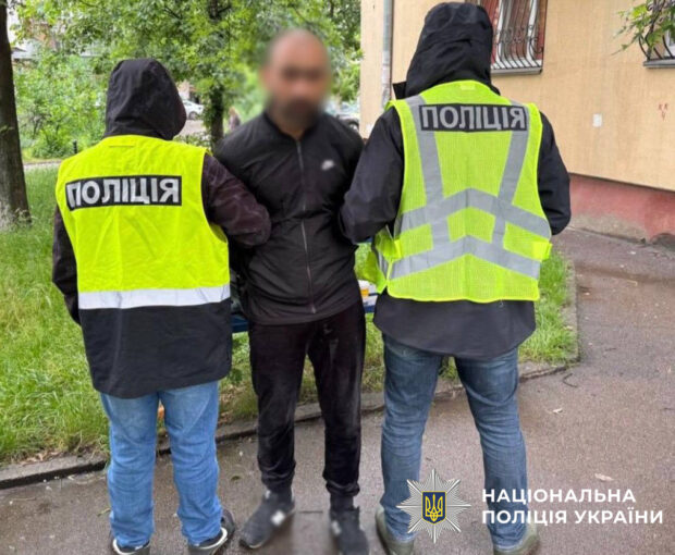 У Києві затримали двох іноземців, які, погрожуючи гранатою, змусили перехожого перерахувати на їх картку 5000 гривень