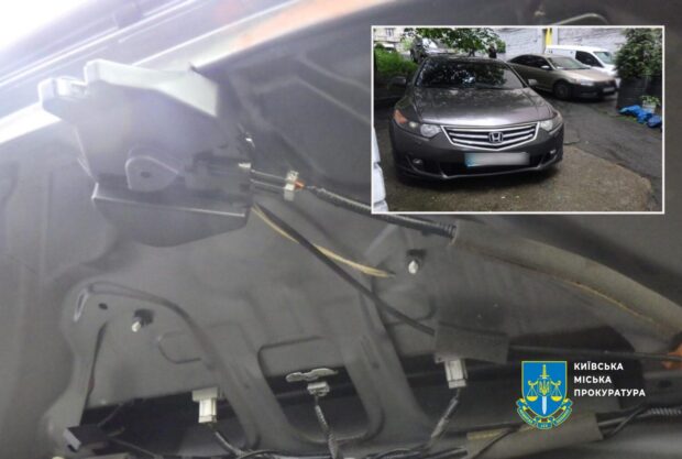 У центрі Києва з автівки біля обмінника викрали 15 мільйонів гривень