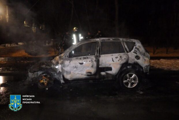 У Києві судитимуть чоловіка за підпал трьох автомобілів, які він видавав замовнику за машини військових