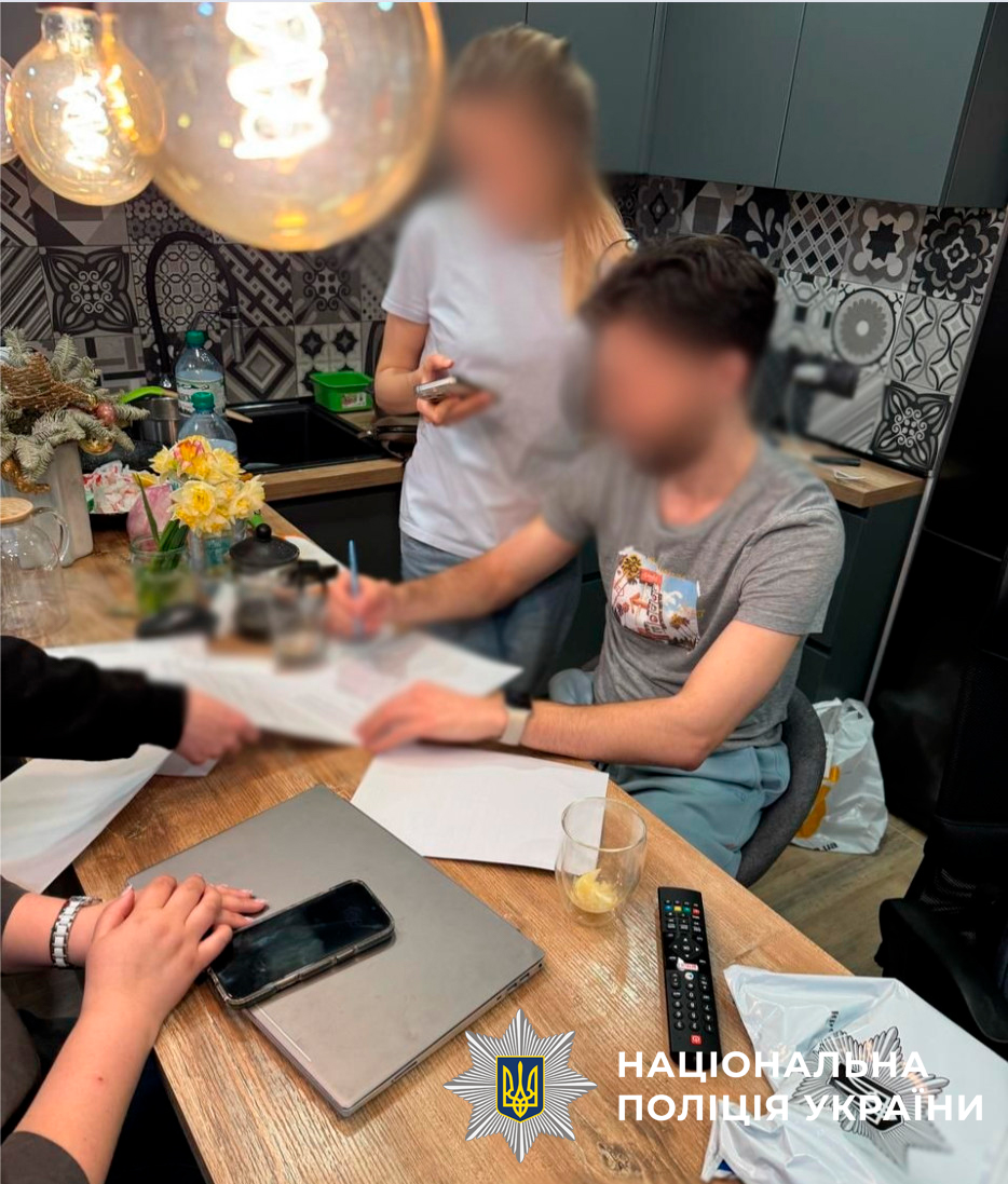 У Києві викрили посадовця Голосіївської РДА, який за 12 000 доларів допоміг призовнику отримати відстрочку від мобілізації