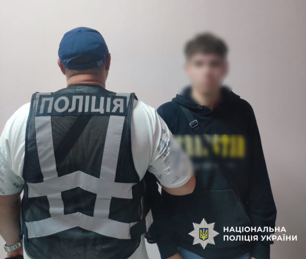 У Києві затримали 20-річного хлопця, який підпалив двері чужої квартири, виконуючи «завдання» псевдоправоохоронця