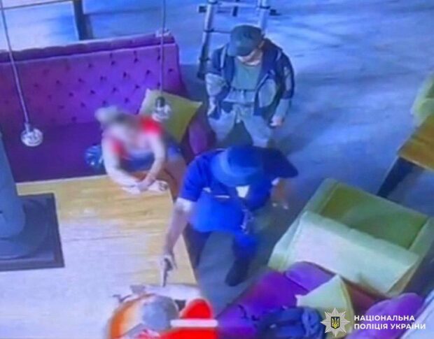У Києві затримали двох чоловіків, які з погрозами «вибивали» зарплату знайомій