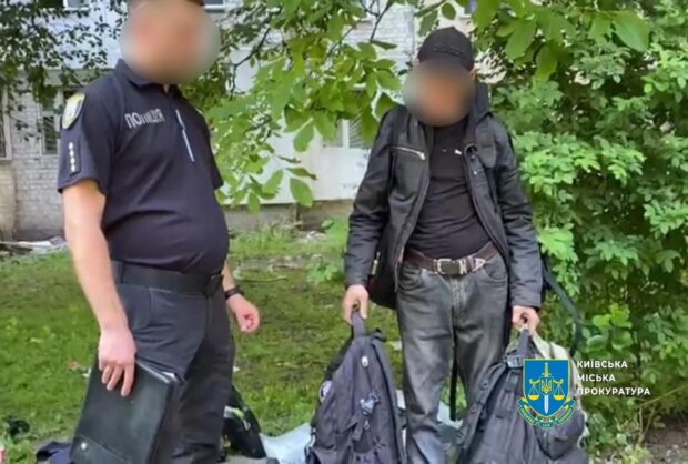 У Києві чоловік обікрав пожежника, коли той усував наслідки російської атаки
