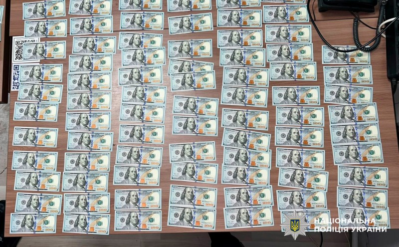 У Києві затримали дівчину, яка на першому побаченні викрала у знайомого майже 50 тисяч доларів