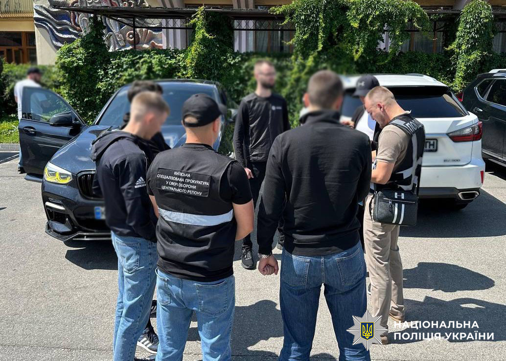 У Києві затримали підприємця, який за 20 000 доларів обіцяв «зняти з розшуку» військовозобов’язаного у системі «Оберіг»