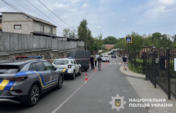 На Київщині автомобіль залишений на узбіччі, покотився та наїхав на хлопчика: дитина загинула