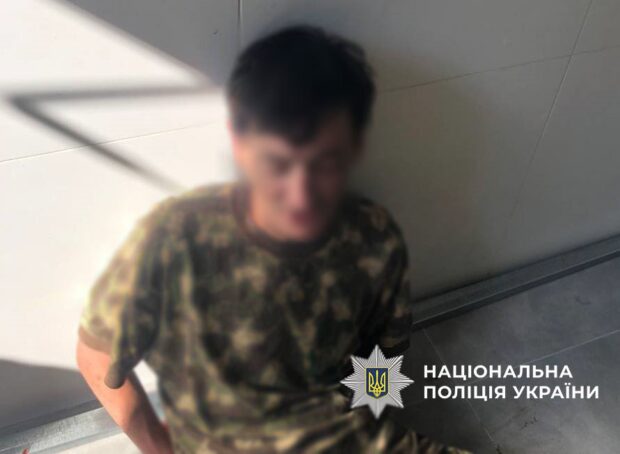 У Києві затримали чоловіка, який погрожував охоронцю ЖК гранатою й пістолетом
