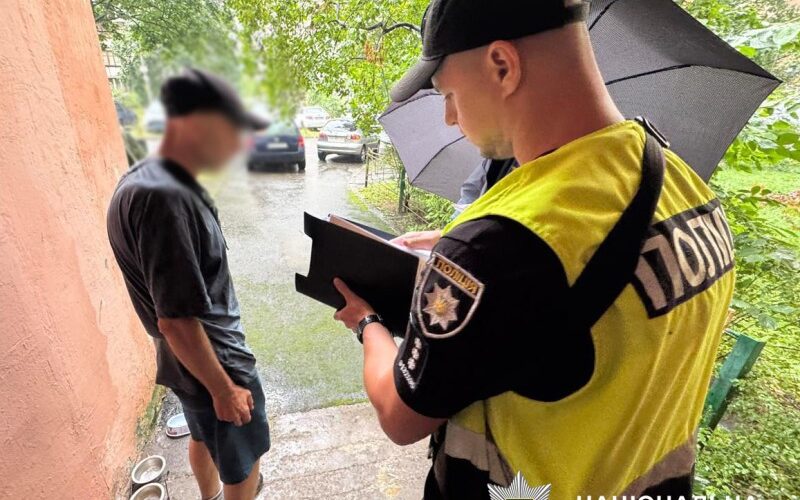 У Києві затримали п’яного чоловіка, який кинув навчальну гранату між будинками