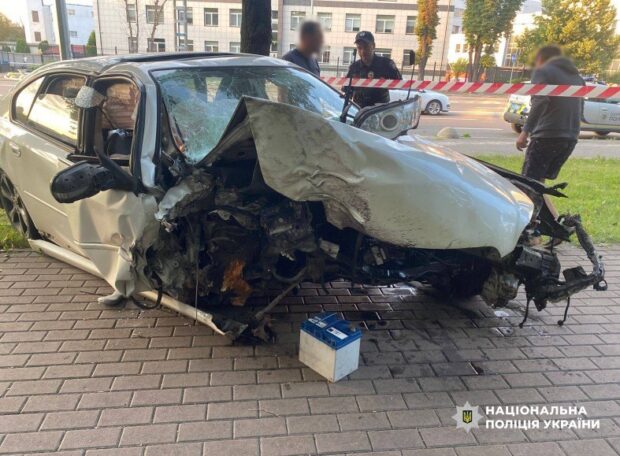 У Києві авто, яким кермував п'яний водій, влетіло в парк і травмувало двох жінок