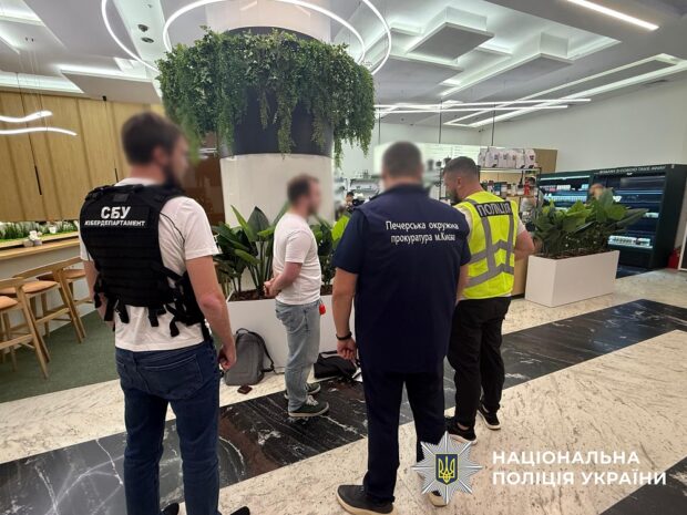 34 000 євро за перетин кордону: у Києві викрили 23-річного юриста, який допомагав військовозобов’язаним незаконно виїхати з країни