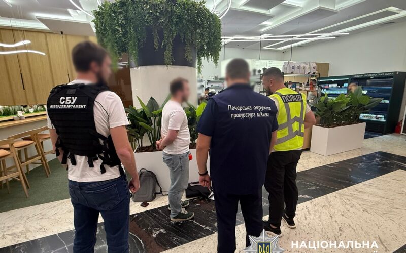 34 000 євро за перетин кордону: у Києві викрили 23-річного юриста, який допомагав військовозобов’язаним незаконно виїхати з країни