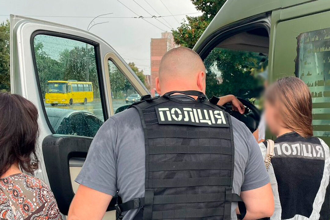 У Києві ліквідували схему наживи на гуманітарних автівках для ЗСУ