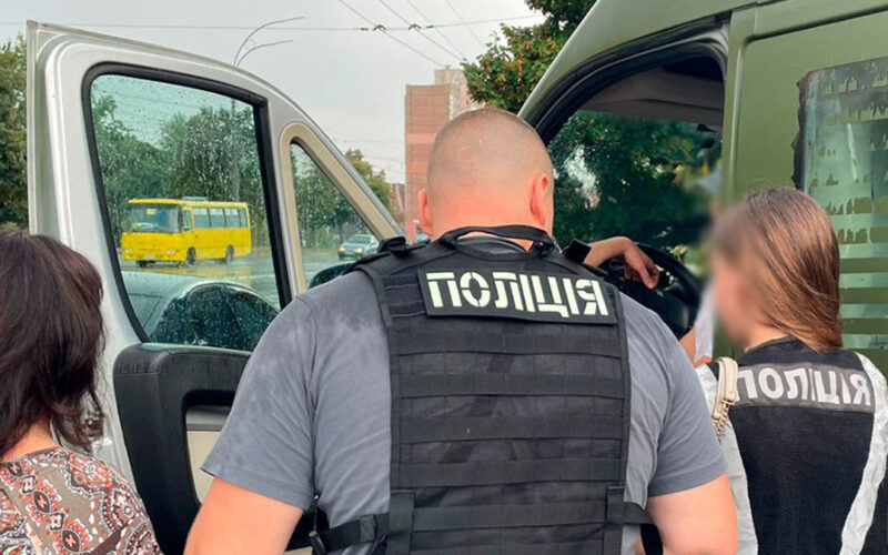 У Києві ліквідували схему наживи на гуманітарних автівках для ЗСУ