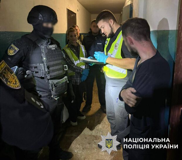 У Києві затримали чоловіка, який розбещував 7-річну дівчинку і зняв це на відео