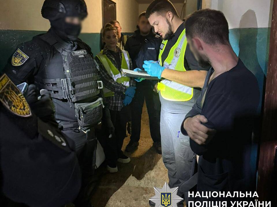 У Києві затримали чоловіка, який розбещував 7-річну дівчинку і зняв це на відео