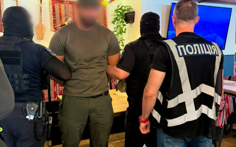 За 12 000 доларів переправляв призовників за кордон: в організації схеми підозрюється 35-річний киянин