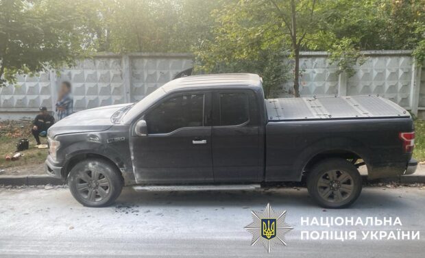 У Києві затримали чоловіка, який за завданням спецслужб рф підпалив пікап місцевого мешканця, сприйнявши його за військову автівку