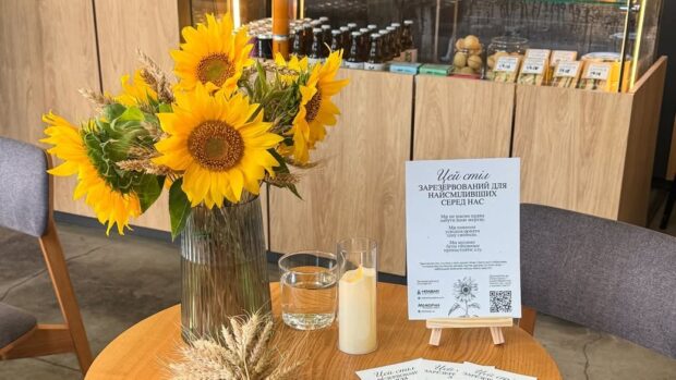 Книгарня-кав'ярня Сенс на Арсенальній долучилася до акції Стіл пам'яті 2025