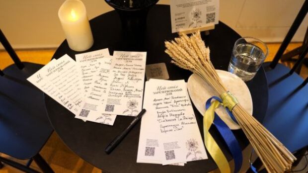 Листівки з іменами полеглих героїв у Сенсі на Хрещатику