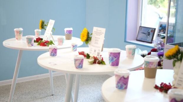 Стіл пам'яті полеглим пілотам у закладі Крилаті