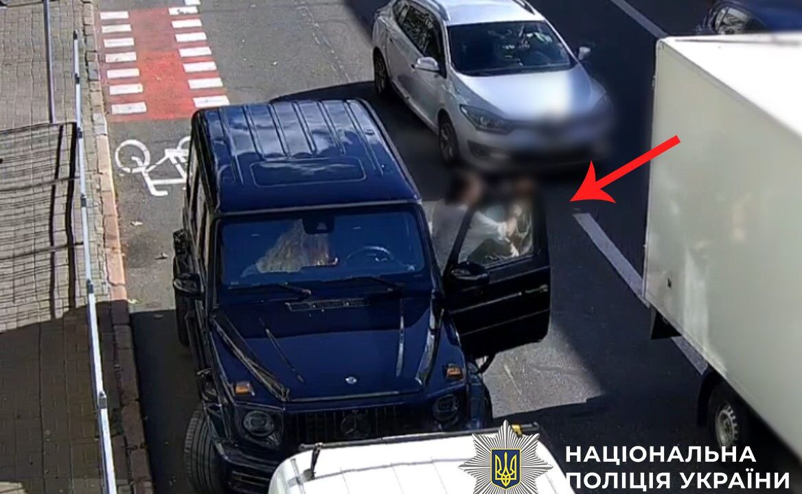У Києві водій Mercedes побив велосипедиста через зауваження на велодоріжці (відео)